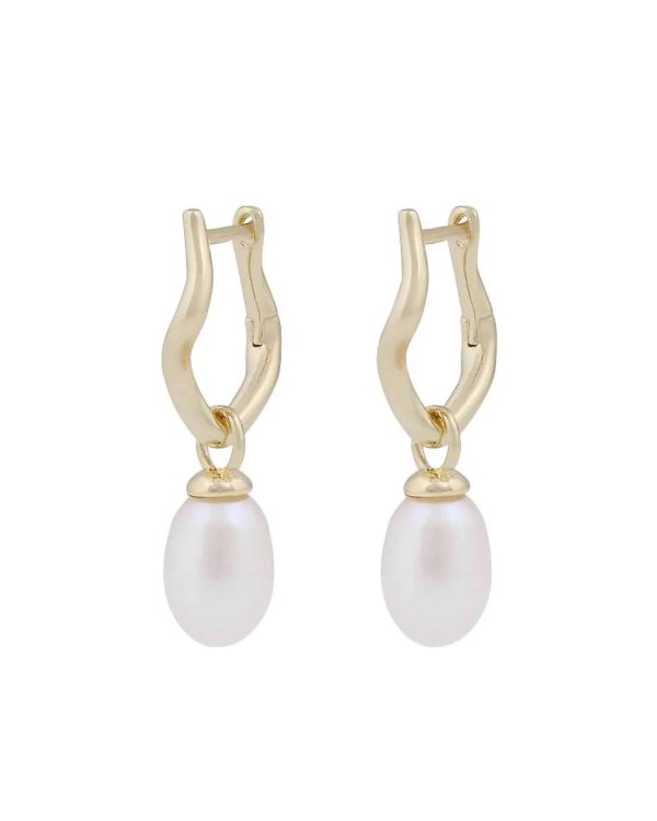 Snö of Sweden Hilma øreringer i forgylt messing med hvit naturstein