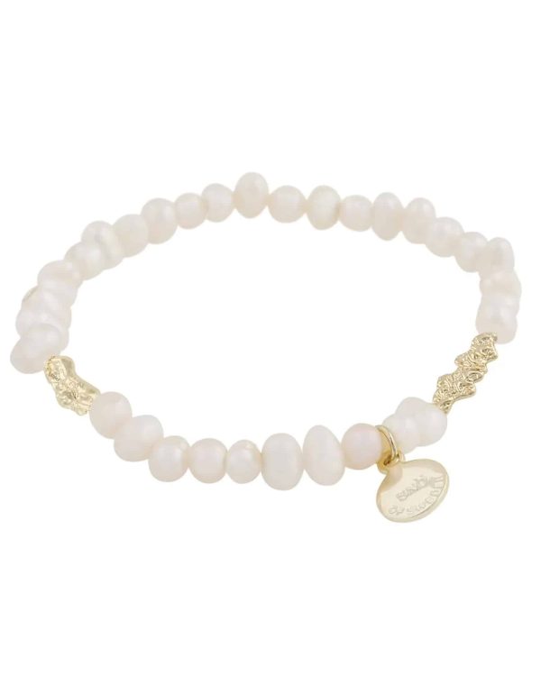 Snö of Sweden Brittany elastisk armbånd i forgylt messing med hvite ferskvannsperler